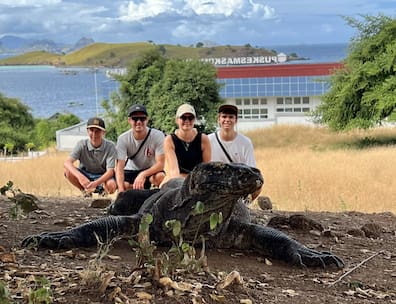 Zu Besuch im Komodo Nationalpark in Indonesien: Familie Hipp aus Kiel geht auf Tuchfühlung mit einem der dort lebenden Komodowarane. 