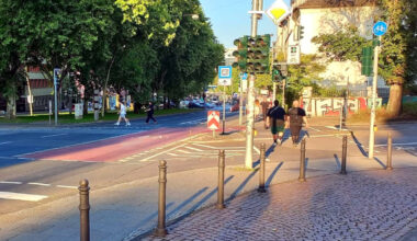 Autofahrer in Wiesbaden atmen auf: Nach jahrelanger Diskussion ist das Rechtsabbiegen am Landeshaus wieder möglich – zumindest vorübergehend. Die Fraktion FWG/Pro Auto will daraus jetzt eine dauerhafte Lösung machen. Ihr Argument: weniger Stau, weniger Ärger und sogar weniger Abgase.