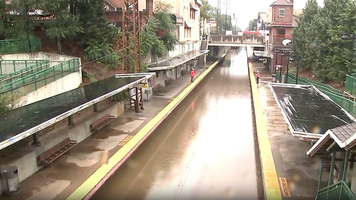Heftige Regenfälle an Ostküste: Ganze Bahnstationen in den USA stehen unter Wasser