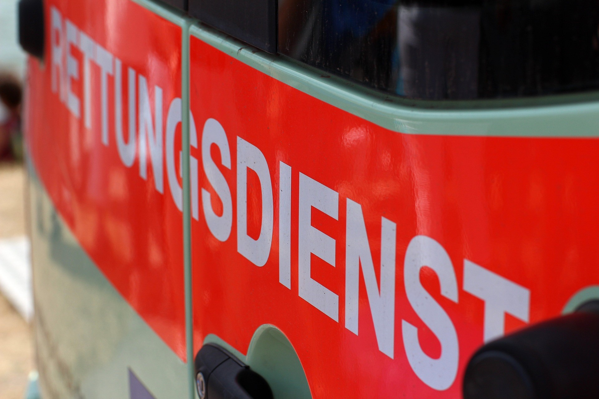 Ludwigshafen: 56-Jähriger prallt betrunken gegen Straßenschild – 6.000 Euro Schaden