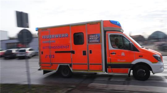 Rettungskräfte und ein Notarzt brachten den 51-jährigen Verletzten in ein Krankenhaus. (Symbiolbild)