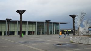 Der Jockel-Fuchs-Platz mit Rheingoldhalle, Lampen und dem Kunstwerk "Lebenskraft" im Jahr 2019. - Foto: gik