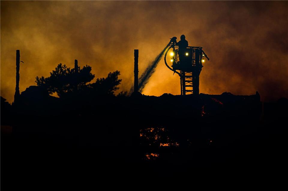 Rund fünf Stunden lang war die Feuerwehr mit einer hohen Anzahl an Kräften im Einsatz.Moritz Frankenberg/dpa