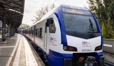 Eine blau-weiße S-Bahn steht an einem Bahnsteig.