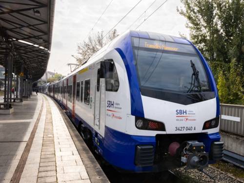 Eine blau-weiße S-Bahn steht an einem Bahnsteig.
