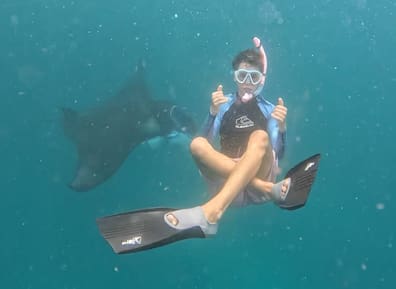 Erlebnis der besonderen Art: Anton Hipp (16) schwimmt mit einem Manta Rochen. 