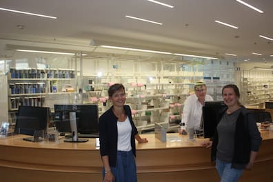 Franziska Peukert (links) und Anna Rokosz (rechts) an der Informationstheke der Zentralbibliothek.