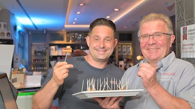 Zwei, die sich mit Kulinarik auskennen: Fleischermeister Jürgen Müller (r.) und Sebastian Böhme vom Hirschsalon. 
