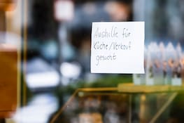 ARCHIV - 08.09.2021, Schleswig-Holstein, Kiel: Ein Zettel mit der Aufschrift "Aushilfe für Küche/Verkauf gesucht" hängt an der Scheibe einer Kieler Konditorei. Trotz guter Buchungszahlen ist die Lage in der Gastronomie in Schleswig-Holstein zu Beginn der Sommerurlaubszeit wegen des Personalmangels spürbar angespannt.(zu dpa: «Zu Ferienbeginn fehlt in vielen Gastronomiebetrieben Personal») Foto: Frank Molter/dpa +++ dpa-Bildfunk +++
