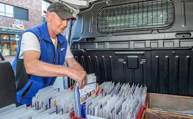 Sein Dienstwagen ist voll geladen mit aktuellen Zeitschriften. Dieter Reimann behält aber immer den Überblick. 