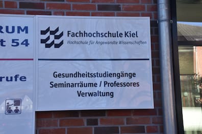 Das Schild der Fachhochschule Kiel hängt erst seit ein paar Monaten an der Tür des FEK-Bildungszentrums. 