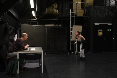 Als Studioleiter ist Philipp Lux für die Ausbildung der acht Studierenden am Haus zuständig. Hier erarbeitet er mir Marlene Burow (rechts) die Rolle der Amalia in Schillers "Die Räuber".