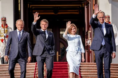 Donald Tusk (l-r), Ministerpräsident von Polen, Frankreichs Präsident Emmanuel Macron, Maia Sandu, Präsidentin der Republik Moldau, und Bundeskanzler Friedrich Merz (CDU) am Mittwoch in der Hauptstadt Chisinau. 