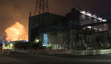 Feuer in Hamburg: Tonnenweise Flüssig-Stahl ergießt sich in brennendem Werk