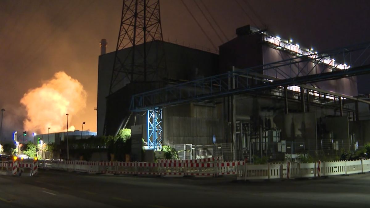 Feuer in Hamburg: Tonnenweise Flüssig-Stahl ergießt sich in brennendem Werk