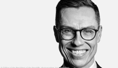 Finnlands Präsident Alexander Stubb vor grauem Hintergrund