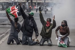 Death of social media influencer sparks protests in Kenya NAIROBI, KENYA  JUNE 17: Protesters clash with security forces during a demonstration in Nairobi, Kenya, on June 17, 2025, following the death of blogger Albert Ojwang while in police custody. Demonstrators demanded justice and accountability, chanting slogans and denouncing police brutality. Security forces responded with tear gas to disperse the crowd. Gerald Anderson / Anadolu Nairobi Kenya. Editorial use only. Please get in touch for any other usage. PUBLICATIONxNOTxINxTURxUSAxCANxUKxJPNxITAxFRAxAUSxESPxBELxKORxRSAxHKGxNZL Copyright: x2025xAnadoluxGeraldxAndersonx