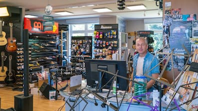 Dietmar Steindorf im Musikhaus Syhre: „Wenn man eine bei uns getestete Gitarre online findet, klingt sie trotzdem nicht gleich.“