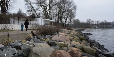 Foto: Auch im Winter reizvoll: Das kleine Häuschen an der Heikendorfer Bucht wird am 7. und 8. Februar wieder zum Motiv für Dreharbeiten für den ZDF-Krimi "Solo für Weiss" mit Anna-Maria Mühe in der Hauptrolle.