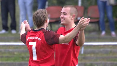 Striesener Torschützen unter sich: Arno Stephan (l.) und Philip Schweizer bejubeln Stephans Tor zum 5:0.