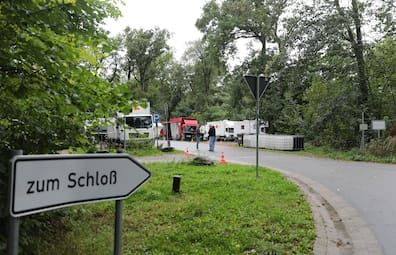 Oktober 2024: Filmtrucks stehen auf dem Parkplatz von Schloss Marienburg in Pattensen bei Hannover. 