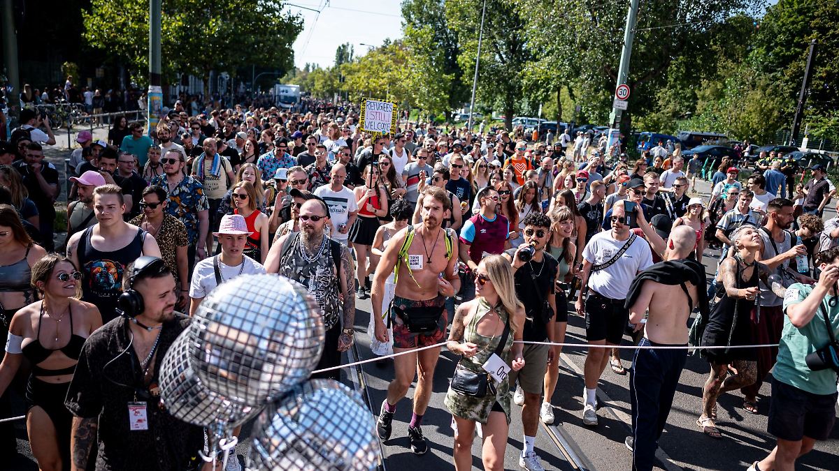 Berlin & Brandenburg: Technoparade "Zug der Liebe" mit Bässen durch Berlin