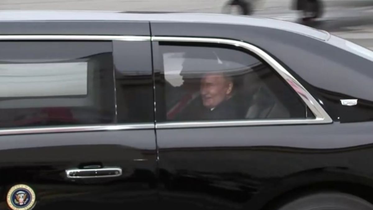 Applaus und langer Handschlag: Trump und Putin fahren überraschend gemeinsam zum Tagungsort