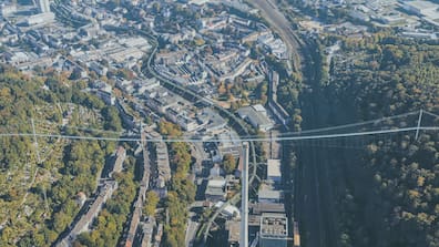 Ein Design-Entwurf, der zeigt, wie die Brücke das Tal in Wuppertal überspannt.