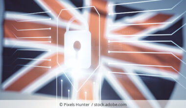 Flagge von Großbritannien mit holographischem Sicherheitsschloss als Overlay.