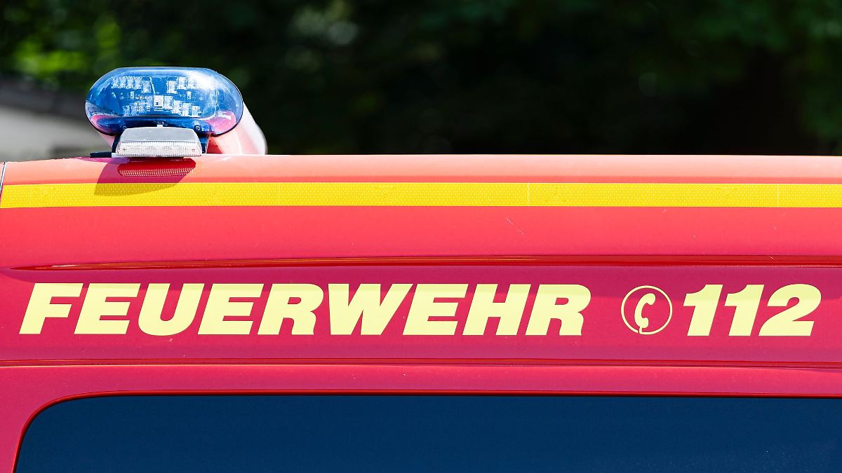 Niedersachsen & Bremen: Fluchtweg abgeschnitten: Feuerwehr löscht Treppenhaus