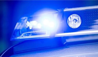 Täter brechen mit Fahrzeug in Geschäft ein