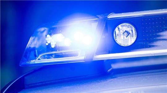 Täter brechen mit Fahrzeug in Geschäft ein