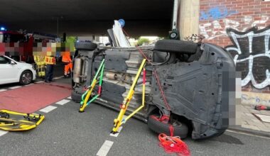 POL-DU: Duissern: Unfall auf Kreuzung - Auto liegt auf der Seite