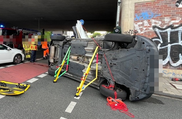 POL-DU: Duissern: Unfall auf Kreuzung - Auto liegt auf der Seite