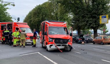 Düsseldorf Golzheim: Rettungswagen mit Totalschaden nach Unfall auf Cecilienallee - Ddorf-Aktuell