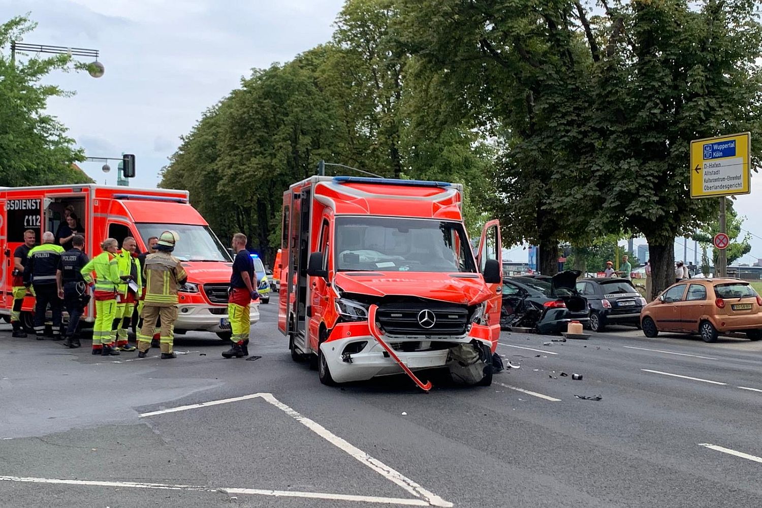 Düsseldorf Golzheim: Rettungswagen mit Totalschaden nach Unfall auf Cecilienallee - Ddorf-Aktuell