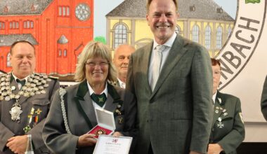 Düsseldorf: Königswürde und Stadtorden für Ursula Bloedorn von den Urdenbacher Schützen - Ddorf-Aktuell