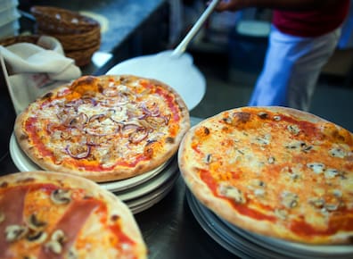 Extra-Gebühr für Pizza ohne Tomaten? Das prangert eine Schwimmerin in Italien an. (Symbolbild)