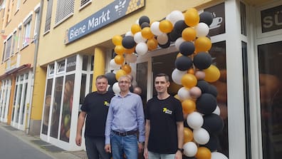 Inhaber Vitalii Gordiienko (l.) und sein Team vom „Biene-Markt“.