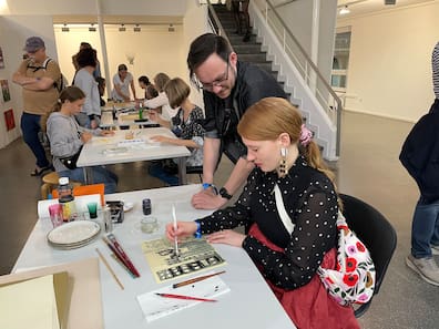 Im vergangenen Jahr brachte Jana Hanekamp kunstvolle Häuser mit Tusche und Wasser im Brunswiker Pavillon zu Papier.
