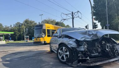 Unfall zwischen Straßenbahn und Audi