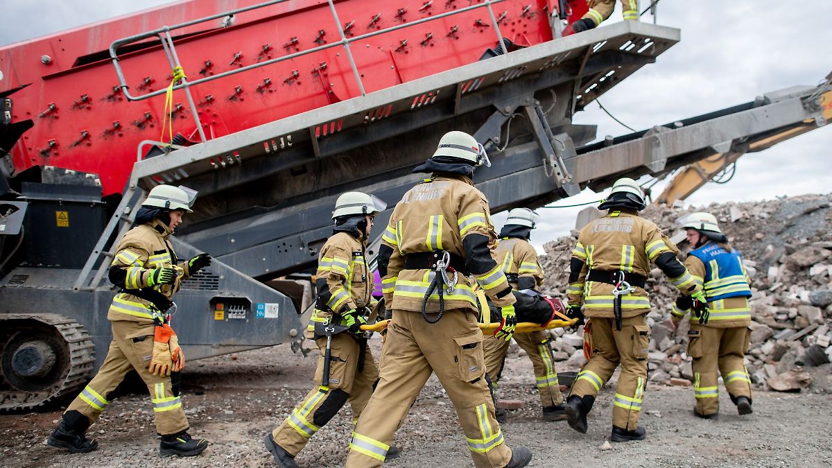 Niedersachsen & Bremen: Feuer löschen, Menschen retten: Feuerwehren im Wettkampf