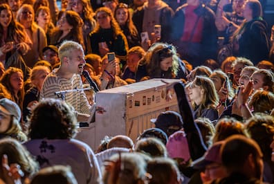 Sänger Jakob Amr lieferte nicht nur auf der Bühne ab, sondern performte auch mitten zwischen den Fans.