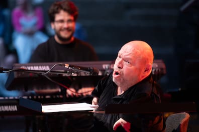 Pure Freude an der eigenen Stimme und dem Musizieren unter Freunden: Thomas Quasthoff mit Simon Oslender aus dem Haffner-Trio am Keyboard.