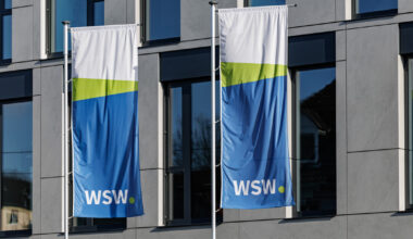 Fahnen der Wuppertaler Stadtwerke wehen im Wind. Foto: WSW