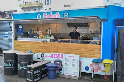 Der Foodtruck Bebek auf dem Rewe-Parkplatz an der Droysenstraße hat einen ausgezeichneten Ruf. "Demnächst bekomme ich einen neuen Wagen", kündigt Inhaber Rezan Acer (32) an.