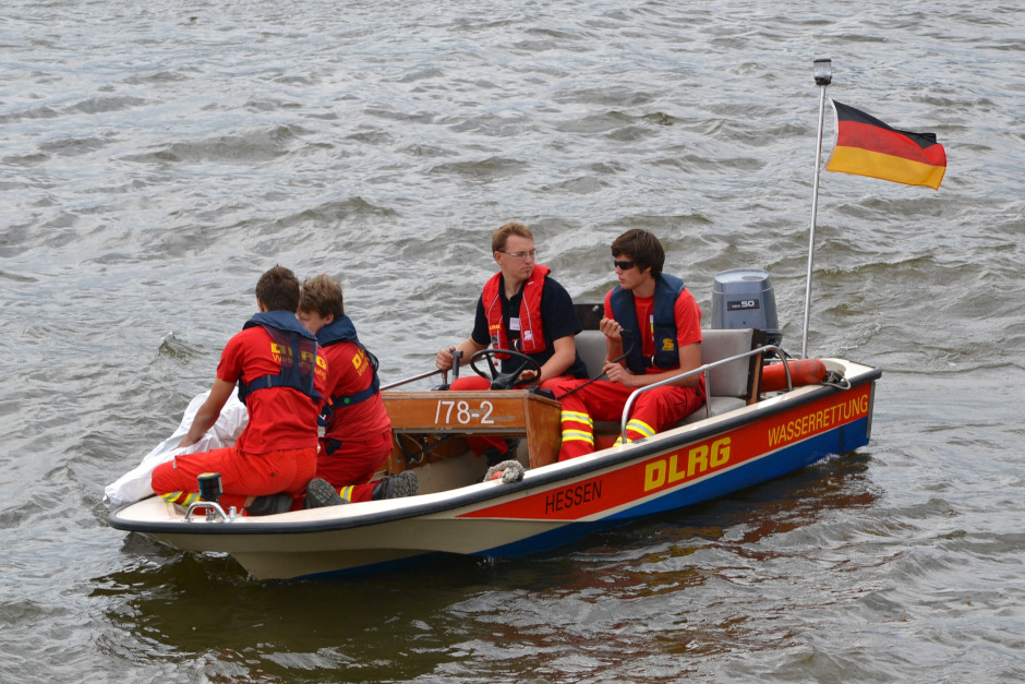 Dramatische Szenen spielten sich am Sonntag auf dem Rhein in Höhe von Walluf ab: Ein ehrenamtliches Rettungsboot der DLRG Kreisgruppe Wiesbaden und Schierstein rettete einen entkräfteten Schwimmer in letzter Sekunde aus der Fahrrinne – kurz bevor ein Frachtschiff die Stelle passierte.