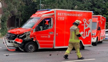 Zusammenstoß auf der Cecilienallee: Zwei Leichtverletzte nach Unfall mit Rettungswagen