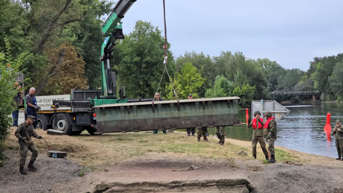 Pontonbrücke wieder aufgebaut – Helfer trotzen Materialdiebstahl – Du bist Halle