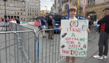 Deutschland Tour bringt Friedensfahrt-Flair in die Saalestadt – auch zwei damalige Gewinner waren auf der Bühne dabei – Wærenskjold holt Gesamtsieg, Brennan gewinnt die Etappe von Halle nach Magdeburg – Du bist Halle